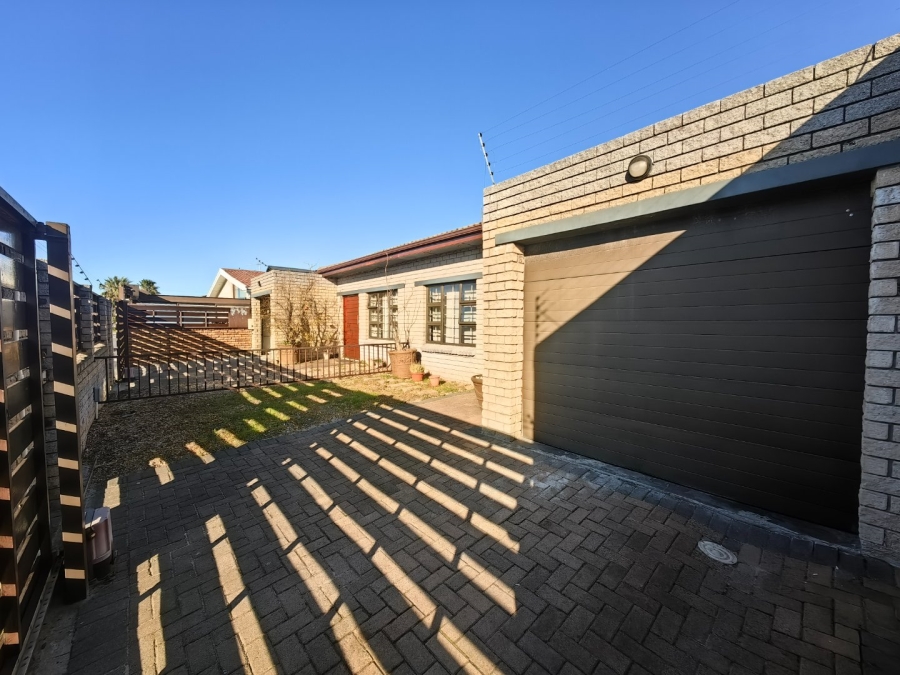 8 Bedroom Property for Sale in Belgravia Western Cape